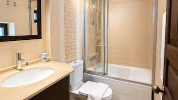 Habitación doble clásica | Baño | Regadera, amenidades de baño gratuitas, secadora de cabello, pantuflas