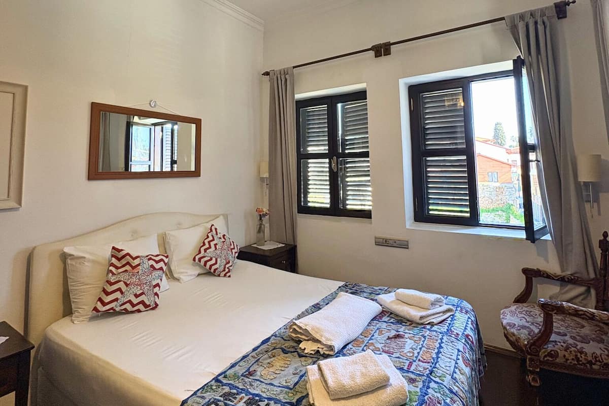 Superior Double Room, 1 Queen Bed | Premium bedding, desk, soundproofing, free WiFi