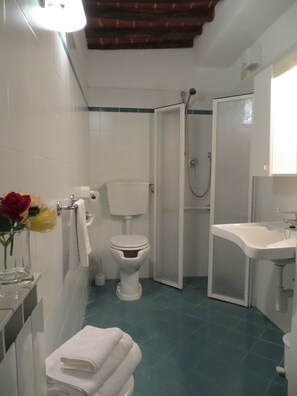Apartment, 2 Schlafzimmer | Badezimmer | Dusche, Haartrockner, Bidet, Handtücher
