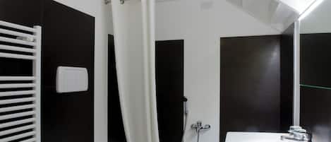 Un bagno moderno con lavandino, water e vasca da bagno bianchi.