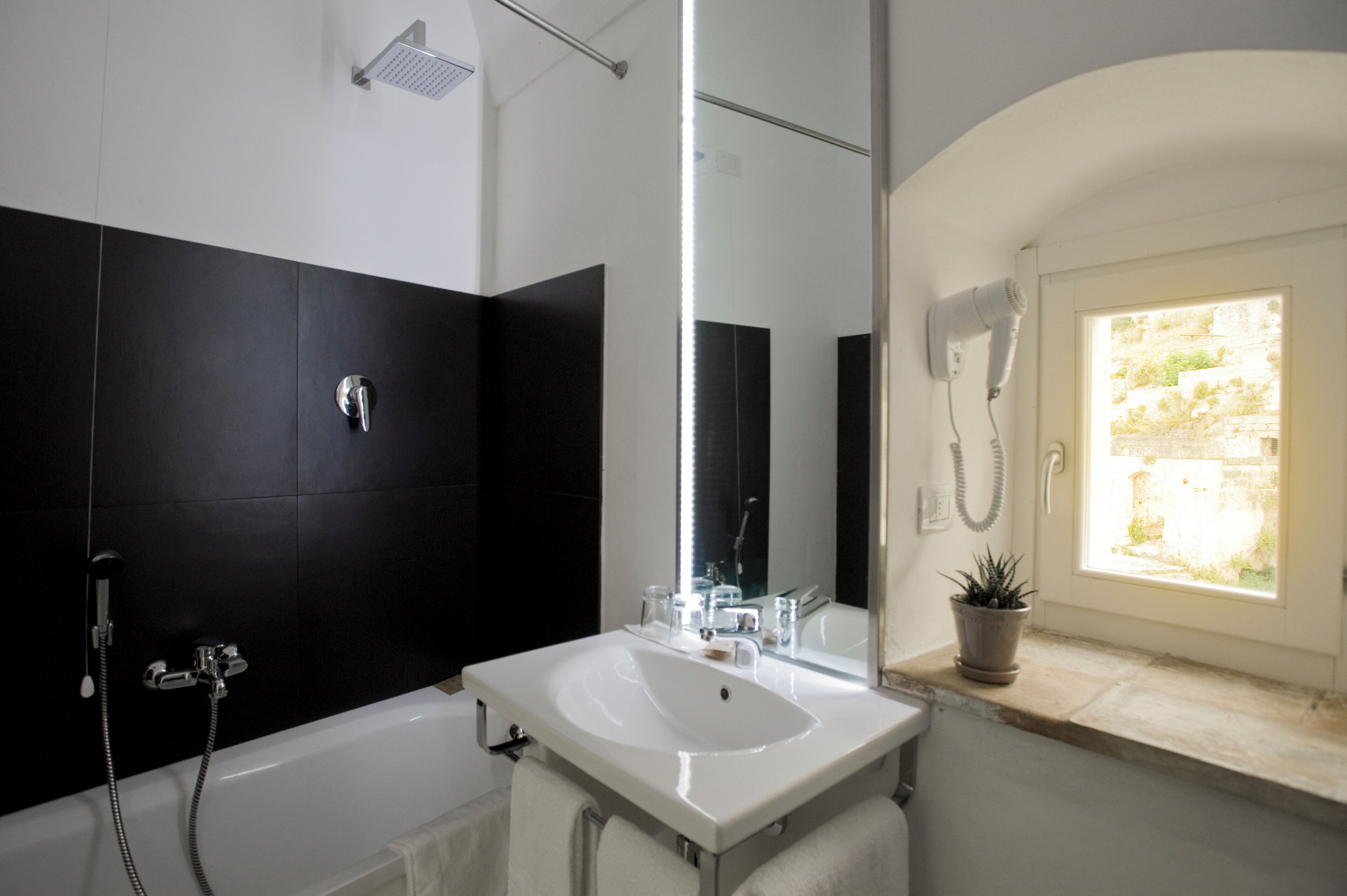 superior double room | bathroom | combined shower/bathtub, deep-soaking bathtub, free toiletries