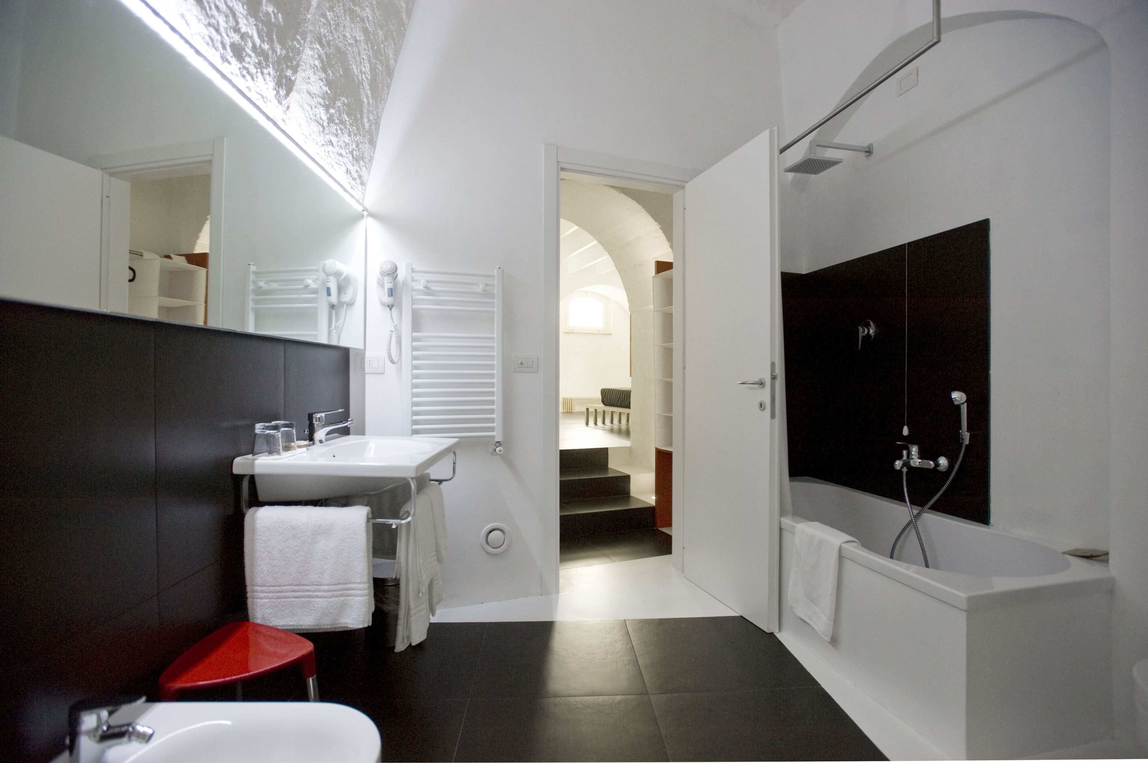 combined shower/bathtub, deep-soaking bathtub, free toiletries