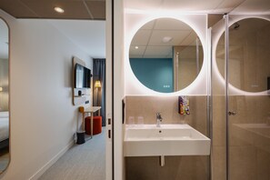 Een douche, een haardroger, handdoeken