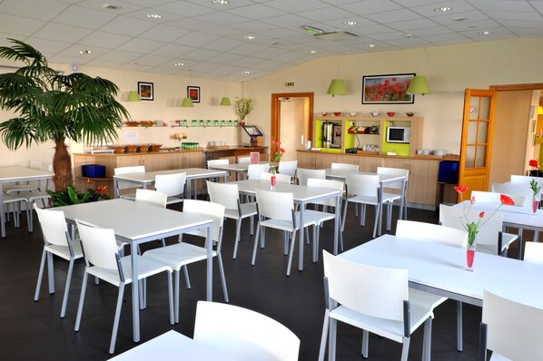 Daily buffet breakfast for a fee - Sure Hotel by Best Western Nantes Saint-Herblain (Saint-Herblain)