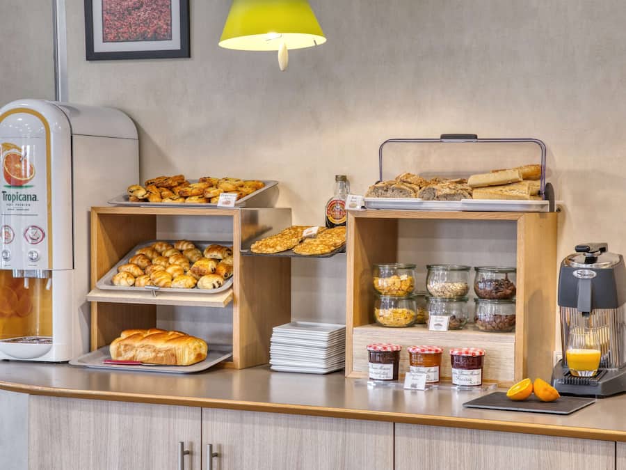 Desayuno buffet diario (EUR 12 por persona)