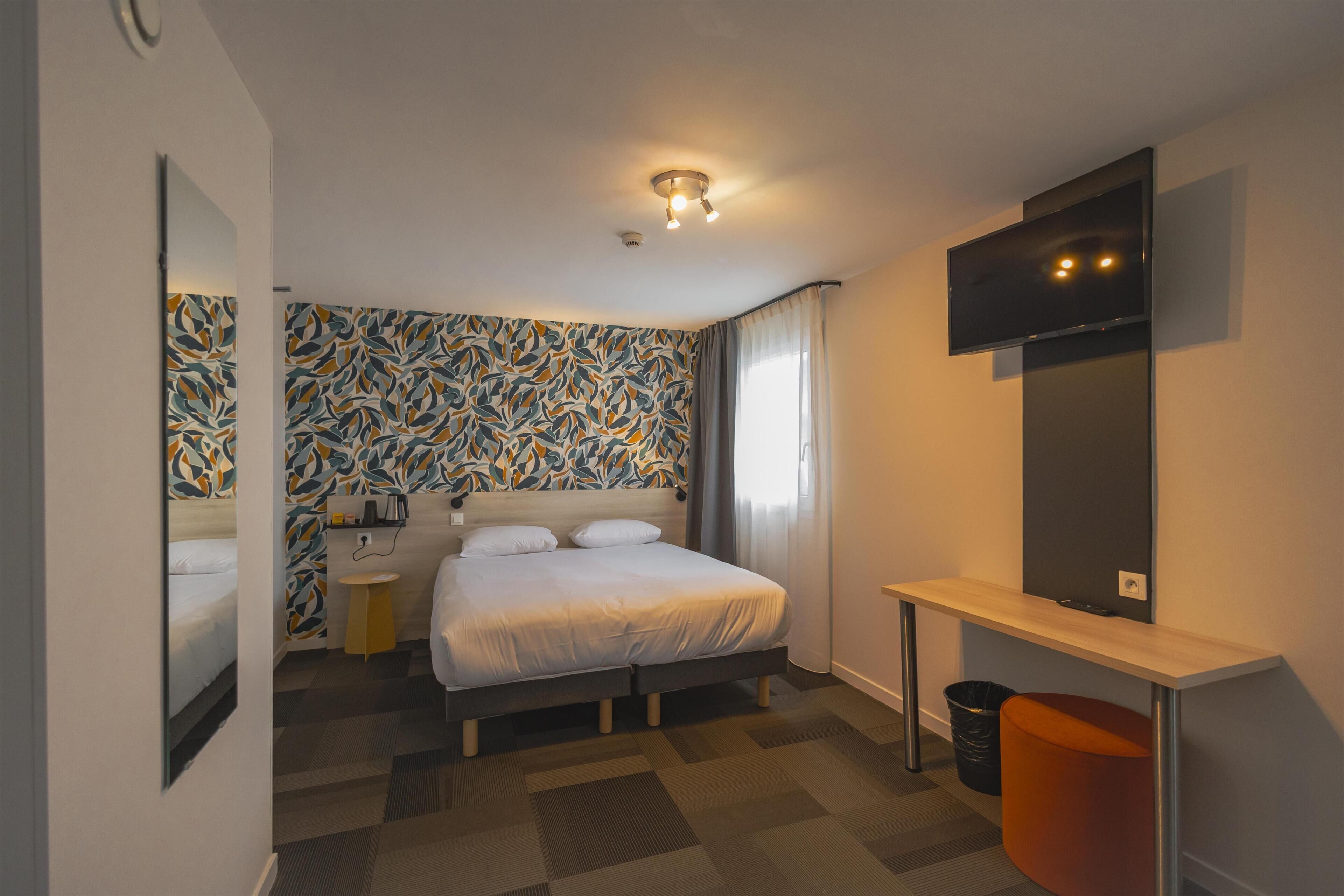 Family Room, 1 Queen Bed, Non Smoking (with Sofabed) | Select Comfort beds, desk, laptop workspace, iron/ironing board