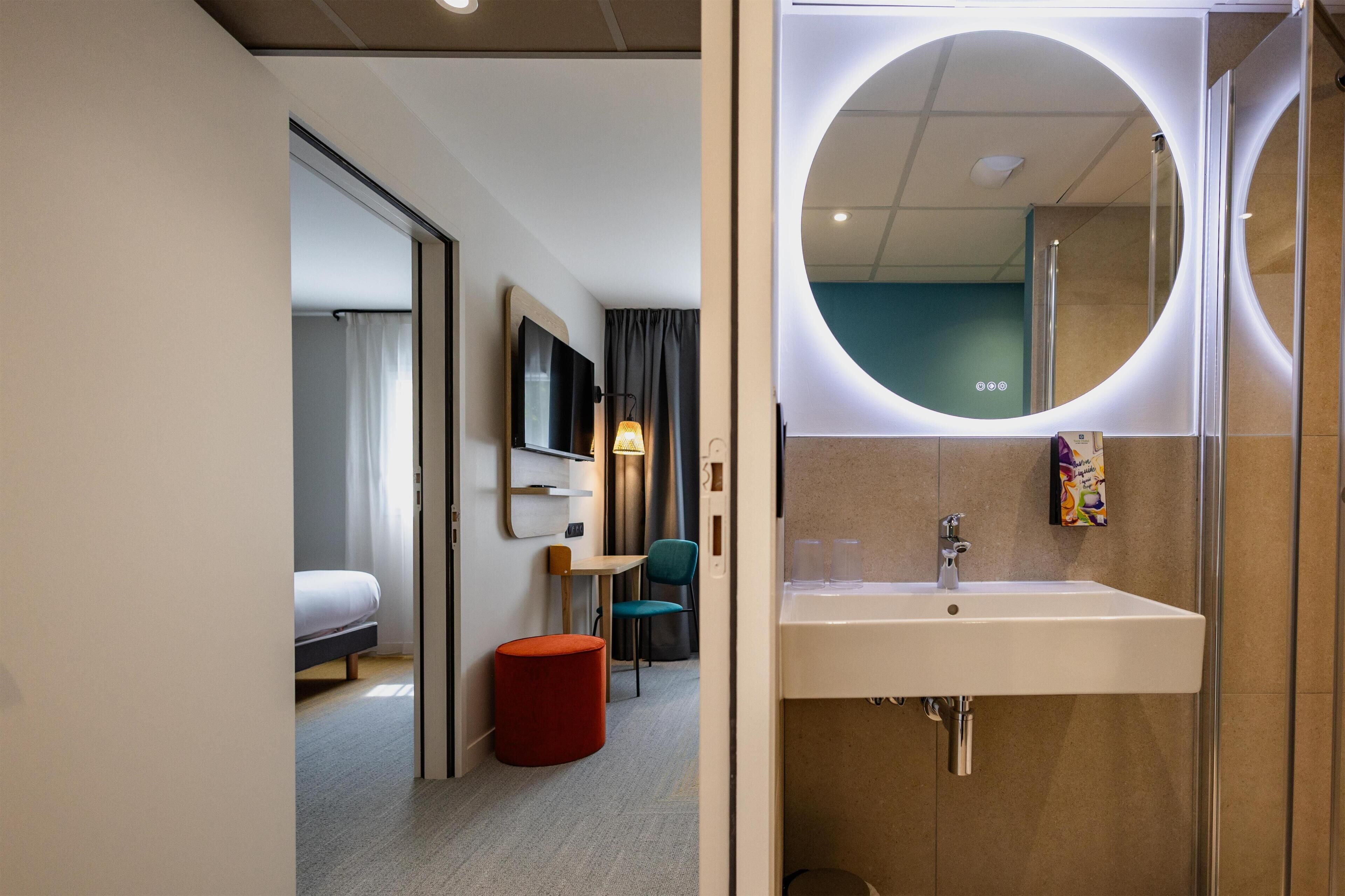 Habitación superior, 2 camas Queen size, para no fumadores | Baño | Regadera, secadora de cabello, toallas 