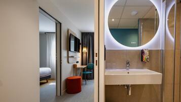 Superior Room, 2 Queen Beds, Non Smoking | Bathroom
