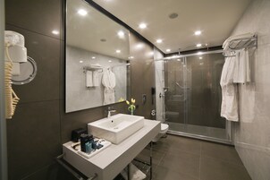Suite Studio, 1 chambre | Salle de bain | Douche, douche à « effet pluie », articles de toilette écologiques