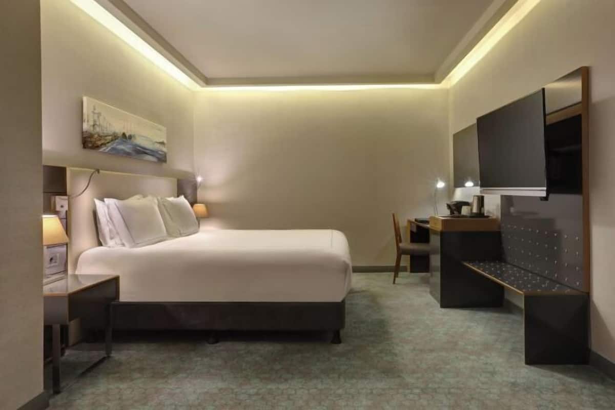 Premium bedding, down comforters, minibar, in-room safe