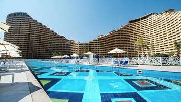 2 buitenzwembaden, parasols bij het zwembad en ligstoelen