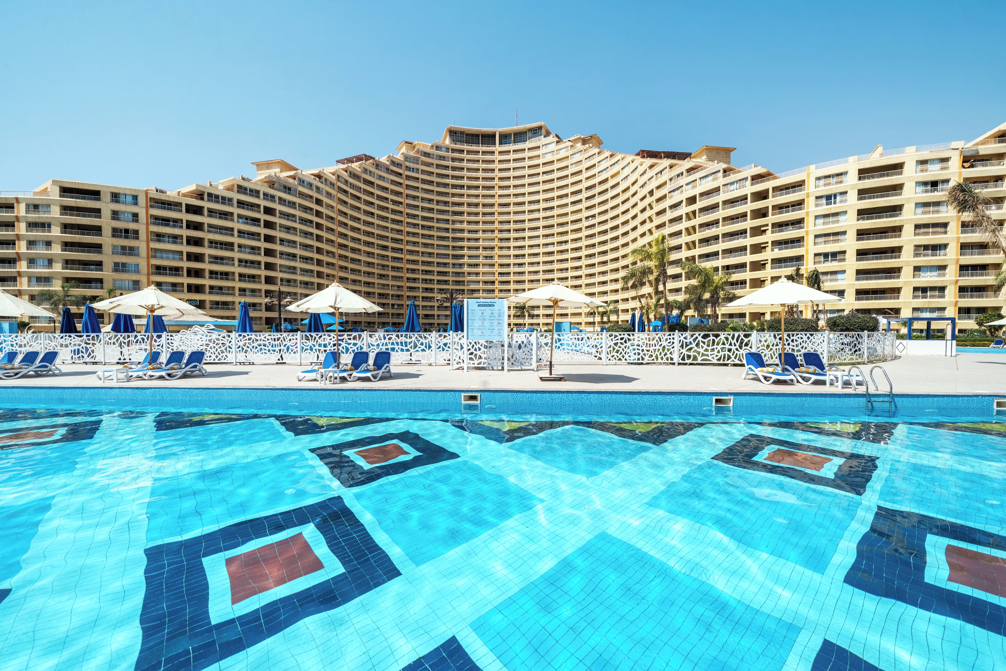 2 つの屋外プール、プール パラソル、サンラウンジャー