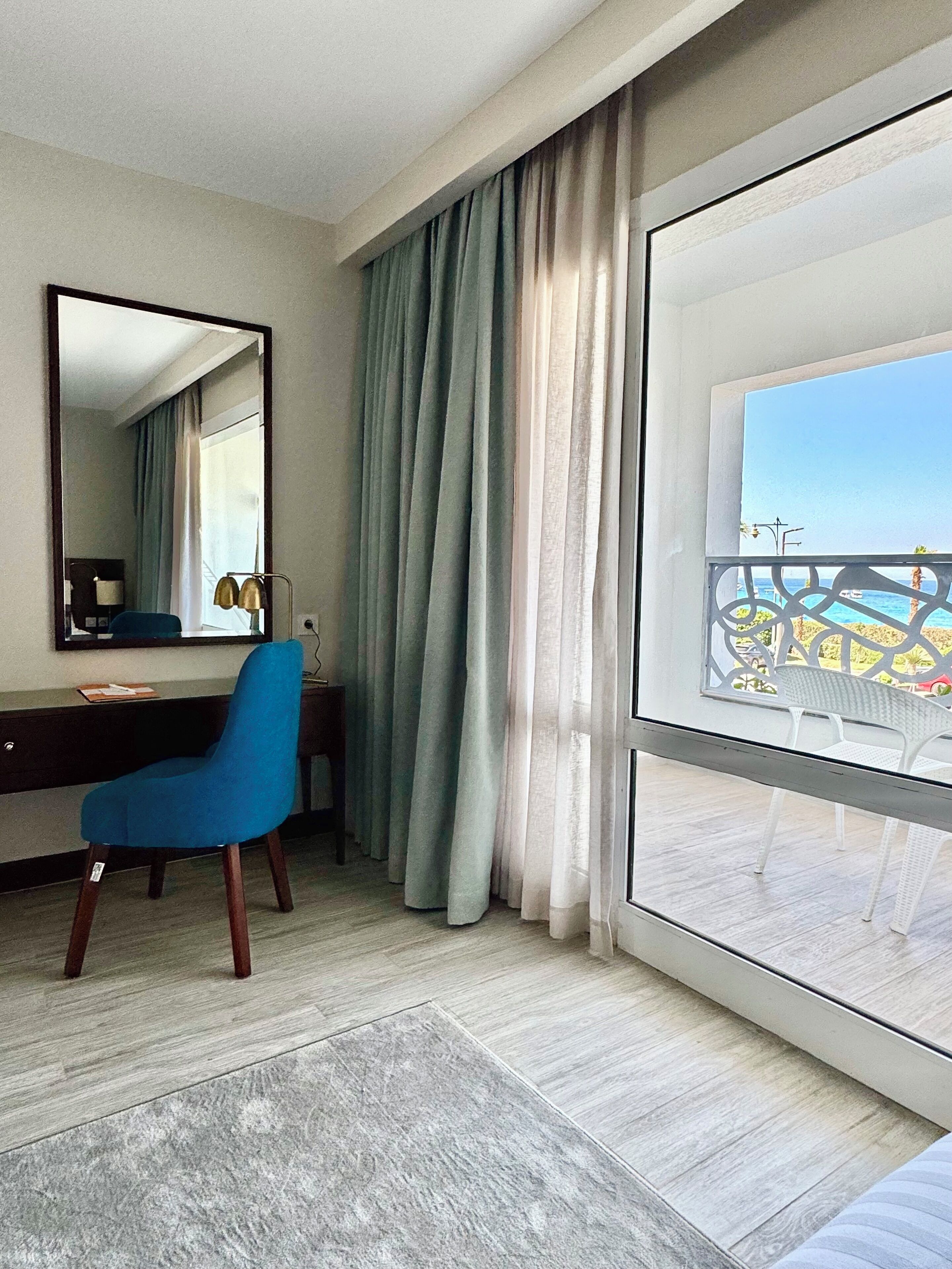 Phòng đôi hoặc 2 giường đơn Tiêu chuẩn, quang cảnh biển | Két bảo mật tại phòng, bàn, khu vực làm việc phù hợp cho laptop 