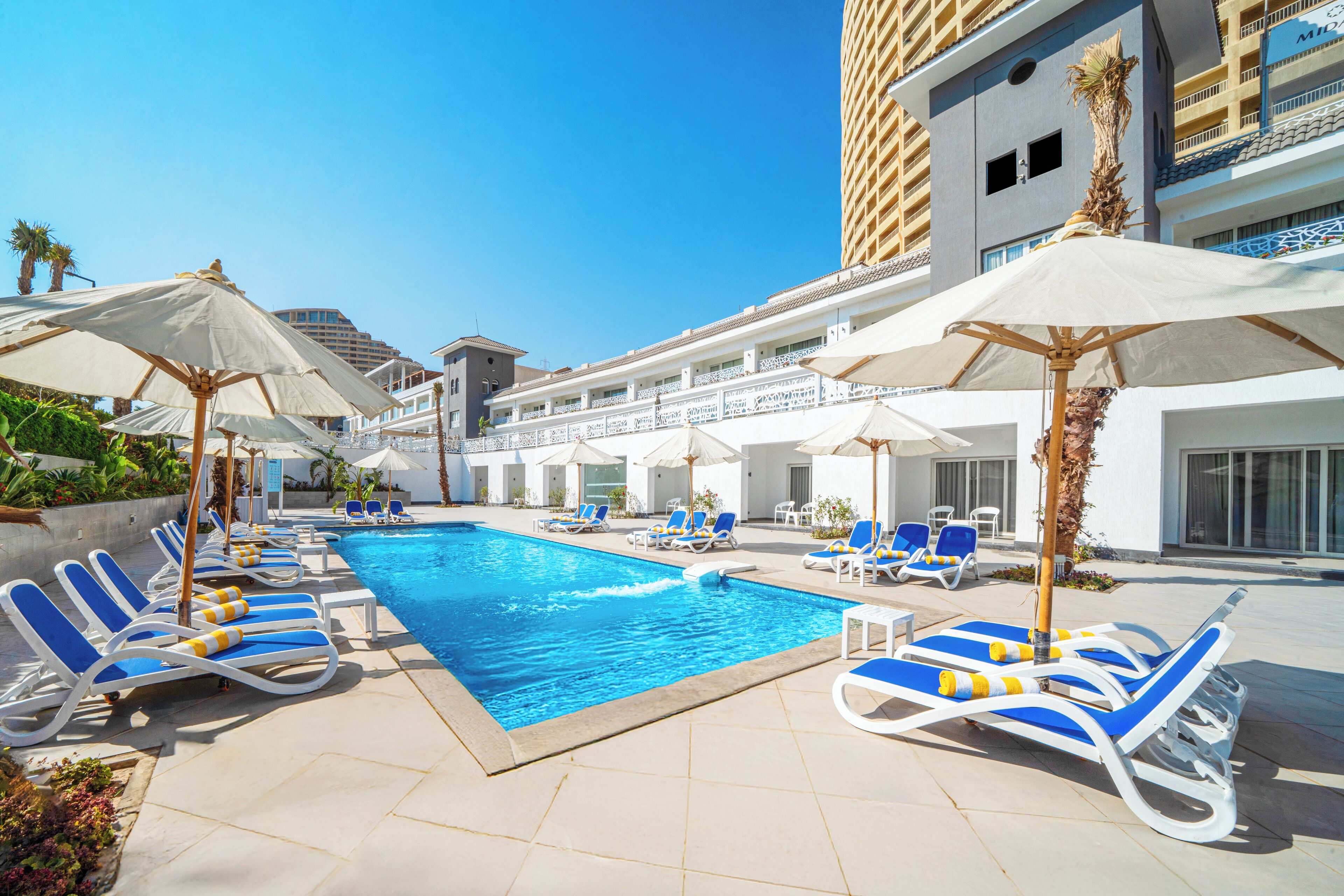 2 室外游泳池，池畔遮阳伞，日光浴躺椅