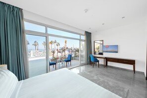 Standaard suite, 1 queensize bed met slaapbank, niet-roken, uitzicht op zee | Een kluis op de kamer, een bureau, een laptopwerkplek