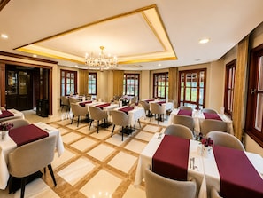 Dinner served - GLK PREMIER The Home Suites & Spa - Boutique Class (Istanbul)