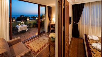 Executive-Suite, Balkon, Meerblick (King Bed with Sofabed) | Hochwertige Bettwaren, Minibar, Zimmersafe, Schreibtisch