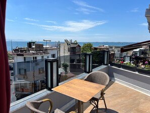 Premier-Zimmer, Balkon, Meerblick | Hochwertige Bettwaren, Minibar, Zimmersafe, Schreibtisch