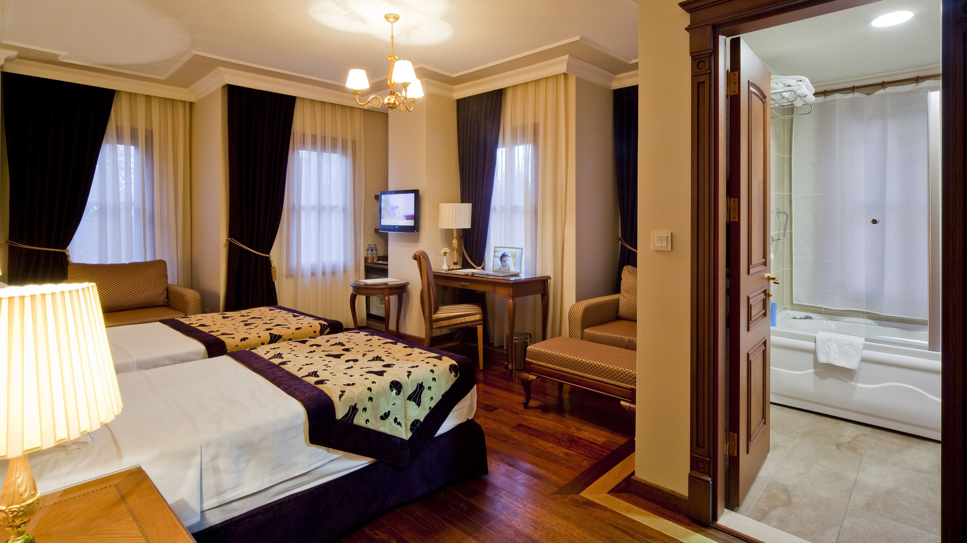 Sengetøy av topp kvalitet, minibar, safe på rommet og skrivebord