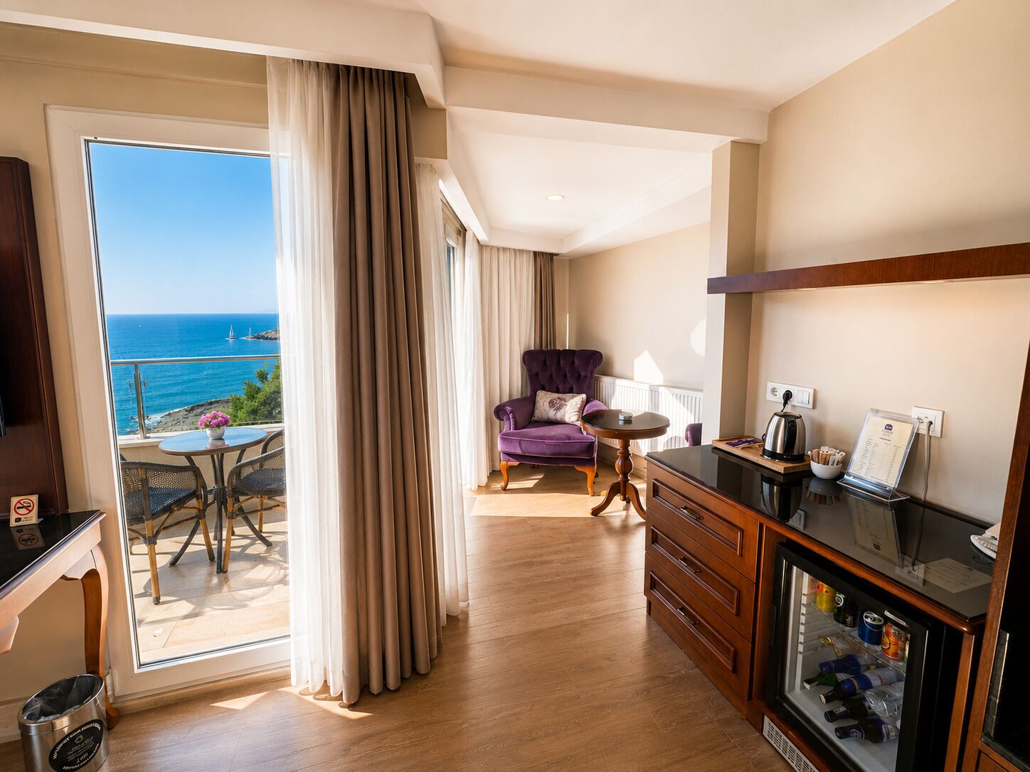 Premier kamer, balkon, uitzicht op zee | Luxe beddengoed, een minibar, een kluis op de kamer, een bureau