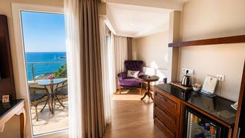 Premier kamer, balkon, uitzicht op zee | Luxe beddengoed, een minibar, een kluis op de kamer, een bureau