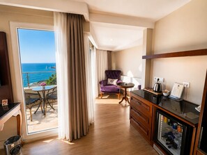 Habitación Premier, balcón, vistas al mar | Ropa de cama de alta calidad, minibar, caja fuerte y escritorio
