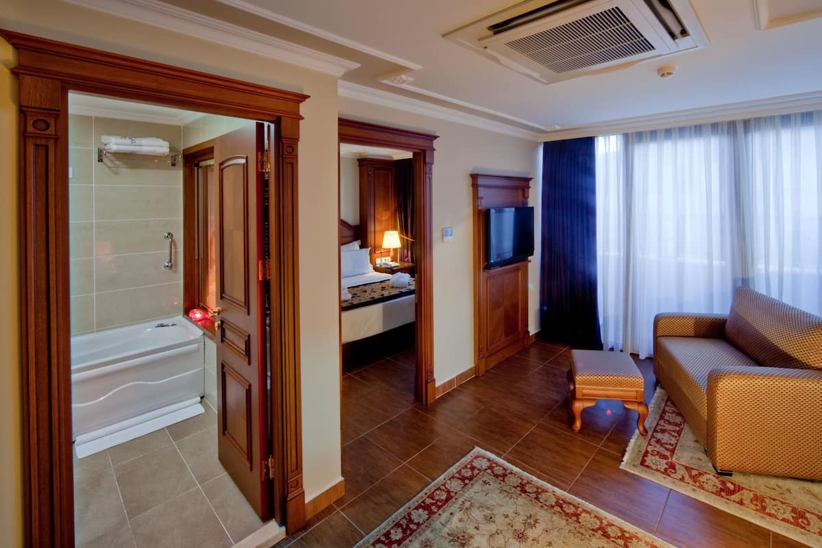 Suite Eksekutif, balkon, pemandangan laut (King Bed with Sofabed) | Area keluarga | Televisi LCD 26-inci dengan saluran TV satelit dan TV