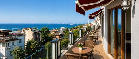 Premier Room, Balcony, Sea View | Premium bedding, minibar, in-room safe, desk