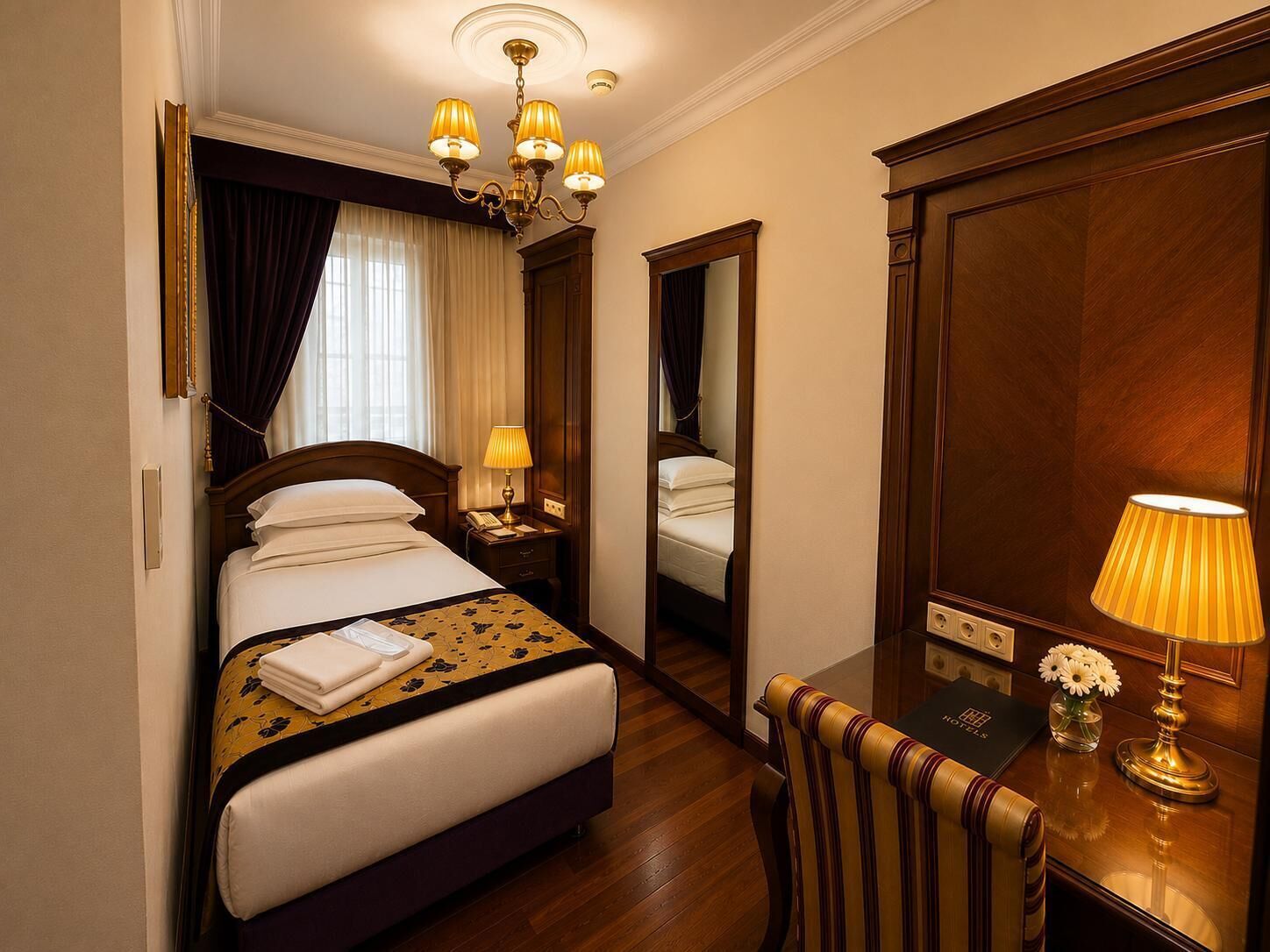 Deluxe eenpersoonskamer | Luxe beddengoed, een minibar, een kluis op de kamer, een bureau