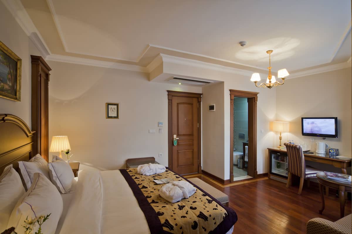 1 bedroom, premium bedding, minibar, in-room safe
