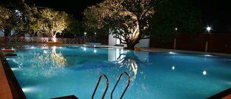 Una piscina al aire libre