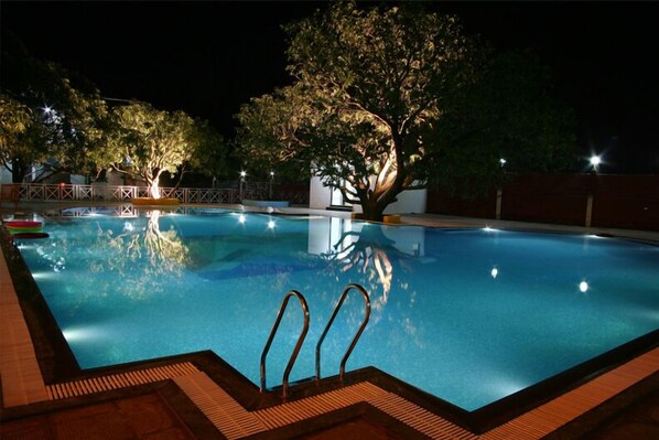 حمّام سباحة خارجي