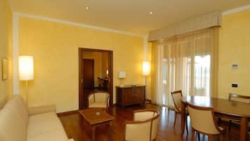 Minibar, coffres-forts dans les chambres, bureau, chambres insonorisées