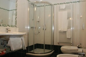 Kostenlose Toilettenartikel, Bidet, HandtĂŒcher
