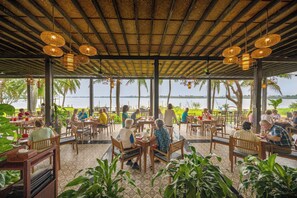 Buffet déjeuner gratuit tous les jours