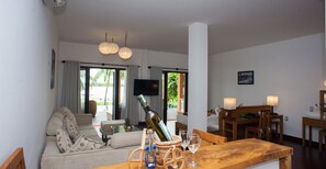 Down duvets, minibar, in-room safe, individually decorated - Vinh Hung Riverside Resort & Spa (Da Nang)