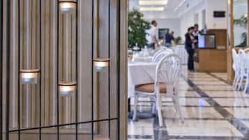 Phục vụ bữa sáng, bữa trưa, bữa tối, món ăn kiểu Địa Trung Hải