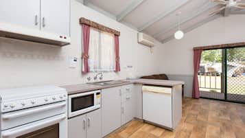 Med Cabin | Private kitchen | Full-size fridge, microwave, stovetop, electric kettle