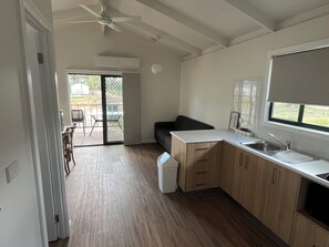 Refrigerador con freezer, microondas, placa de cocina