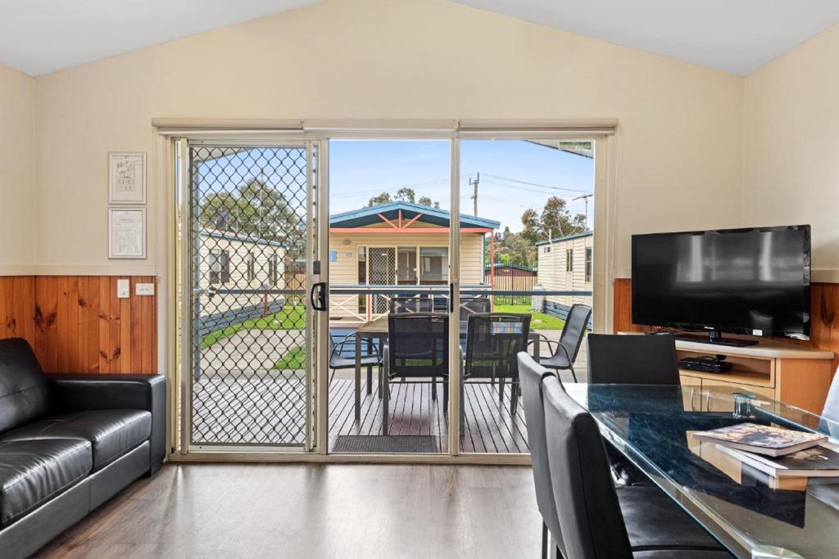 Standard 3 Bedrooms Cabin | Living room