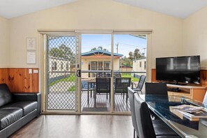 Cabaña estándar, 3 habitaciones | Sala de estar | Televisión de 88 cm con canales por cable 