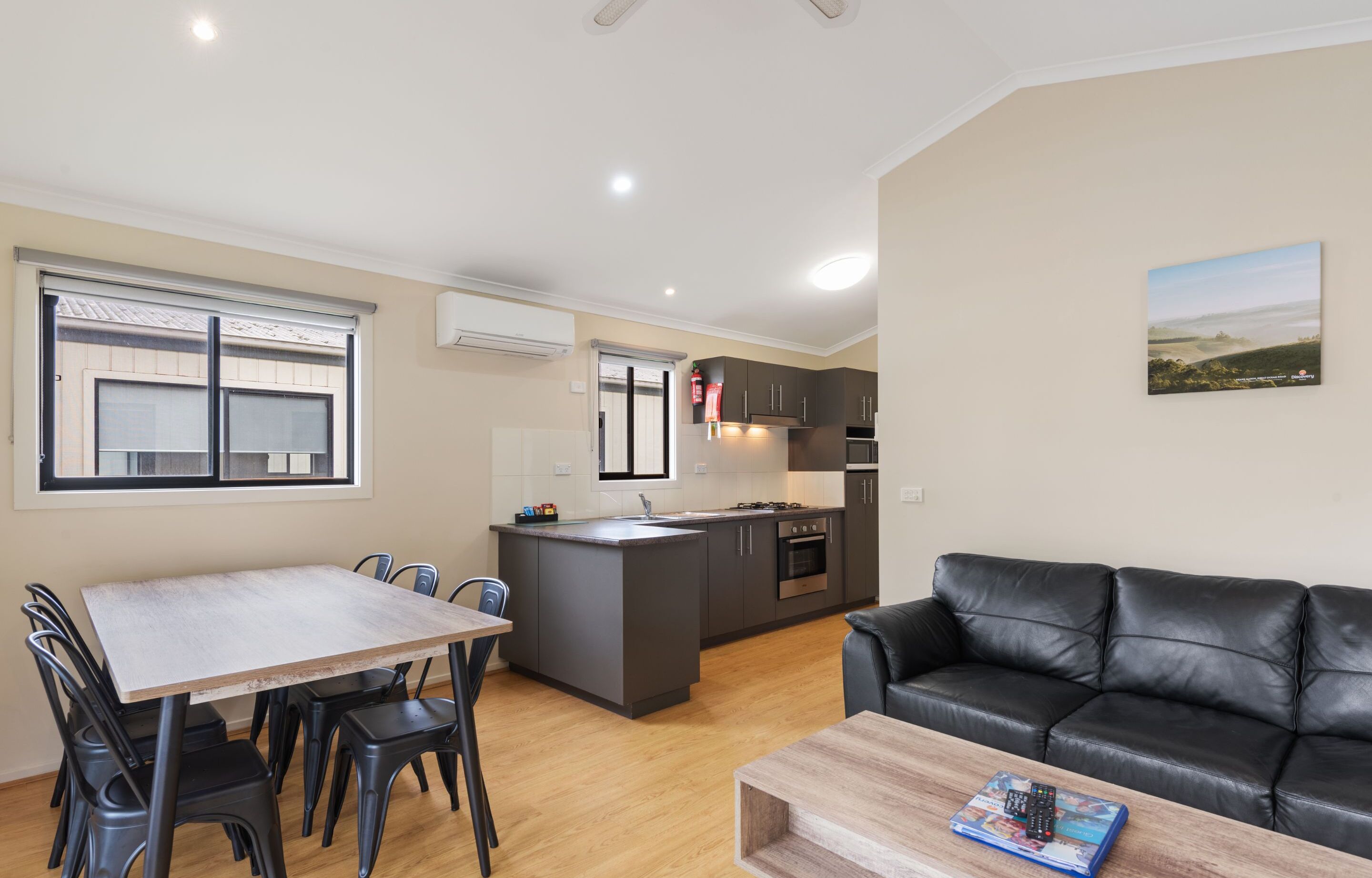 Een modern appartement met een eethoek, keuken en woongedeelte.