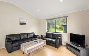 Deluxe 2 Bedroom Cabin - Sleeps 5 | Sala de estar | Televisión de 88 cm con canales por cable 