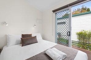 Deluxe 1 Bedroom Cabin - Discovery Parks - Geelong (Belmont)
