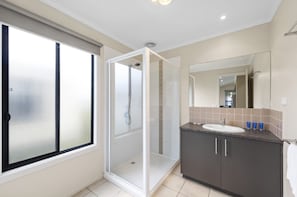 Chalet rustique Deluxe | Salle de bain | Douche, séchoir à cheveux, serviettes fournies