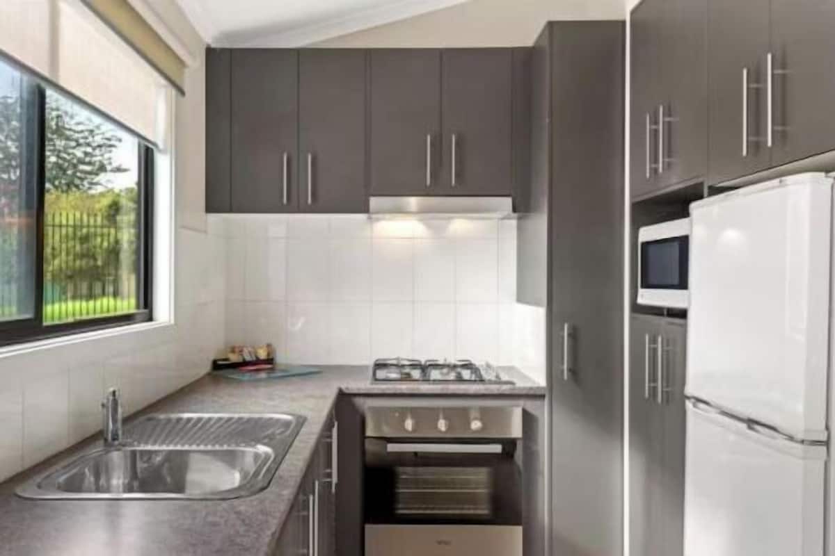Cuisine privée | Grand réfrigérateur, micro-ondes, plaque de cuisson