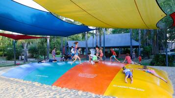 Área de juegos infantiles bajo techo