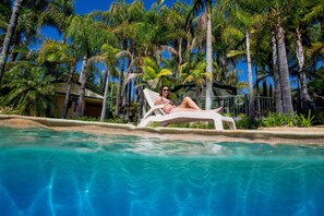 Kolam renang outdoor, dengan kursi berjemur