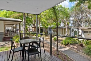 Kabin Deluks (Sleeps 6) | Teras/patio