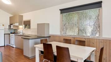 Cabaña superior, 2 habitaciones, junto a la alberca | Servicio a la habitación